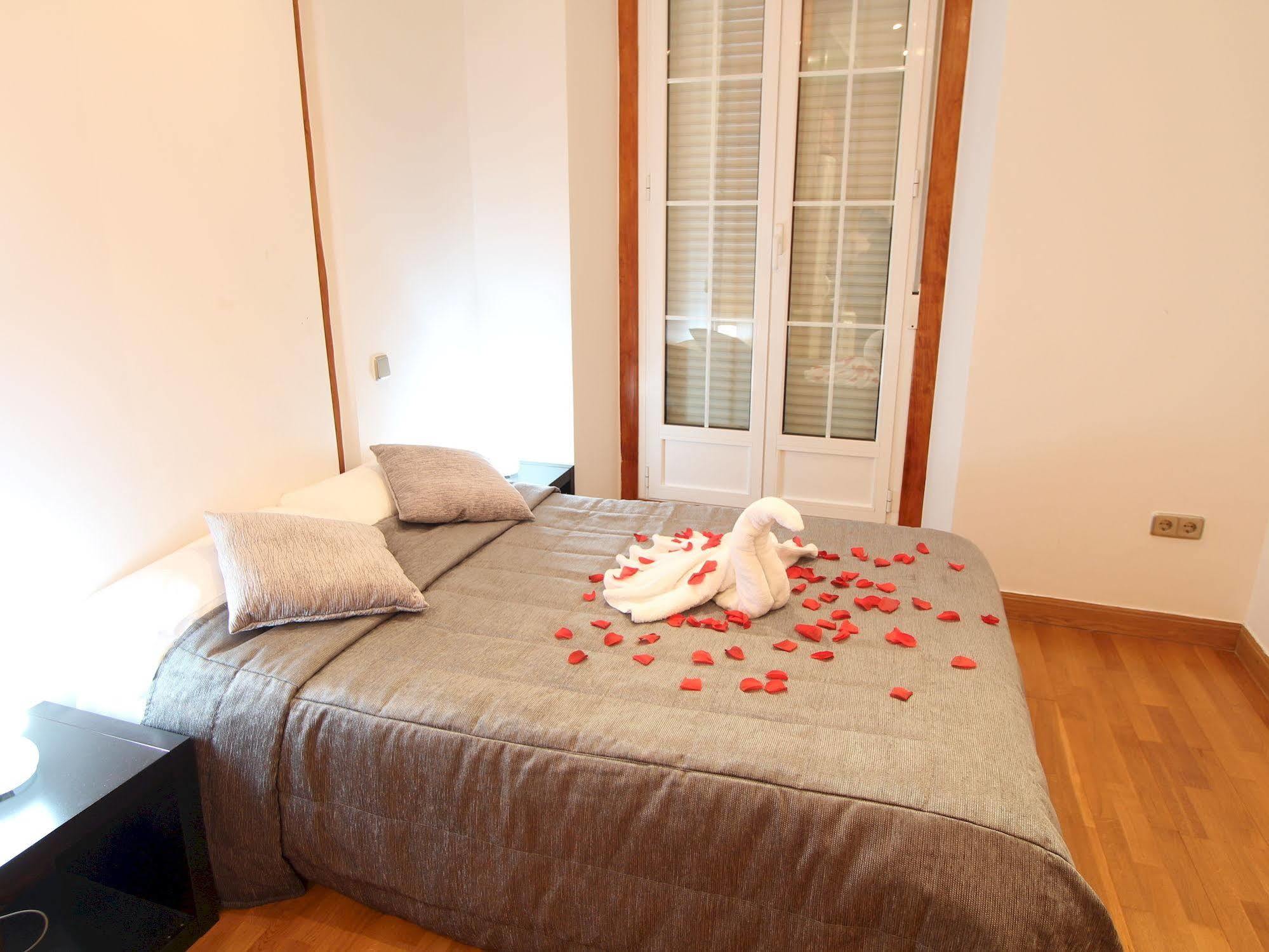 Apartamentos Good Stay Prado Madrid Esterno foto